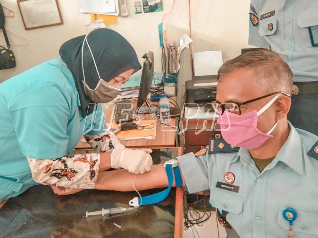 Suntik Vit. C Perkuat Imun Petugas Lapas Kelas IIA Tangerang