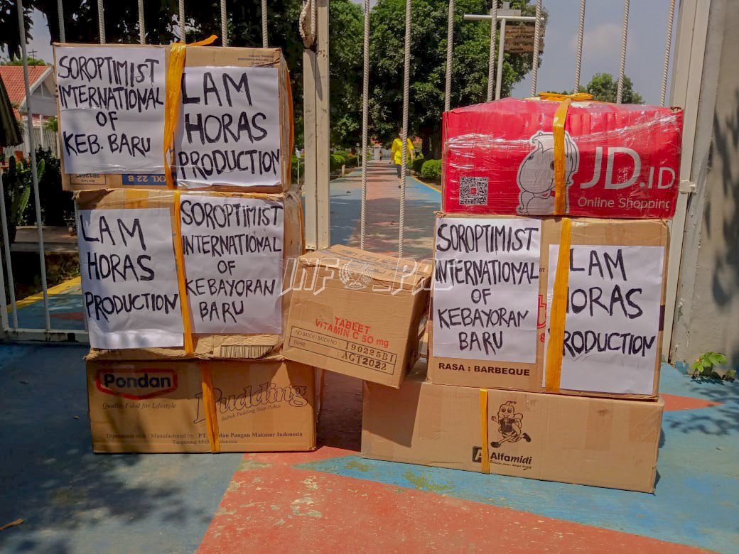 Ibu & Anak di Lapas Kelas IIA Tangerang Dapat Madu, Susu, dan Pakaian