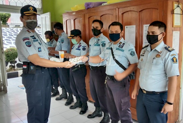 Pemberian Multivitamin Perkuat Imunitas Petugas Lapas Muara Teweh