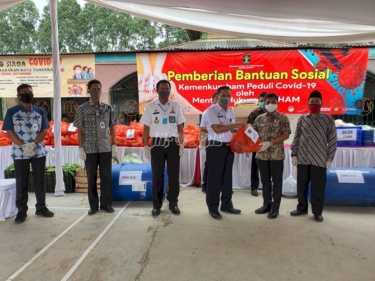 Plt. Dirjen PAS Serahkan Bantuan APD & Ketahanan Pangan Untuk Warga Tangerang