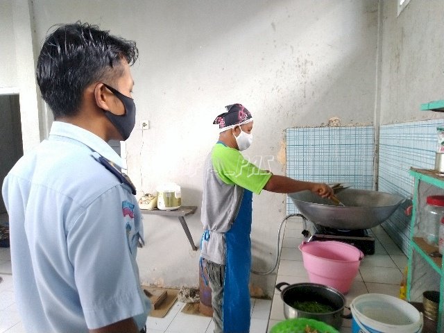 Pastikan Makanan Berkualitas, Petugas Pantau Kegiatan Masak WBP