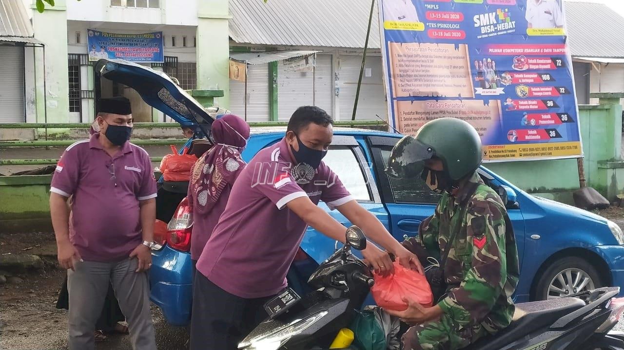 Petugas LPN Sungguminasa Turun ke Jalan Bagikan Takjil