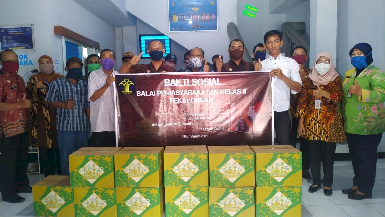 Bapas Pekalongan Bagikan Bingkisan Lebaran Untuk Klien 