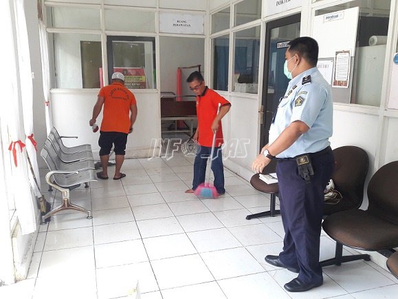 Kader Kesehatan Lapas Palangka Raya Rutin Bersihkan Poliklinik