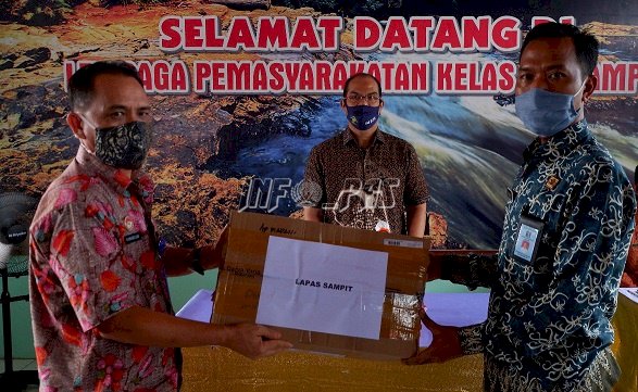 Kakanwil Kalteng Serahkan Bantuan Kesehatan Untuk Lapas Sampit