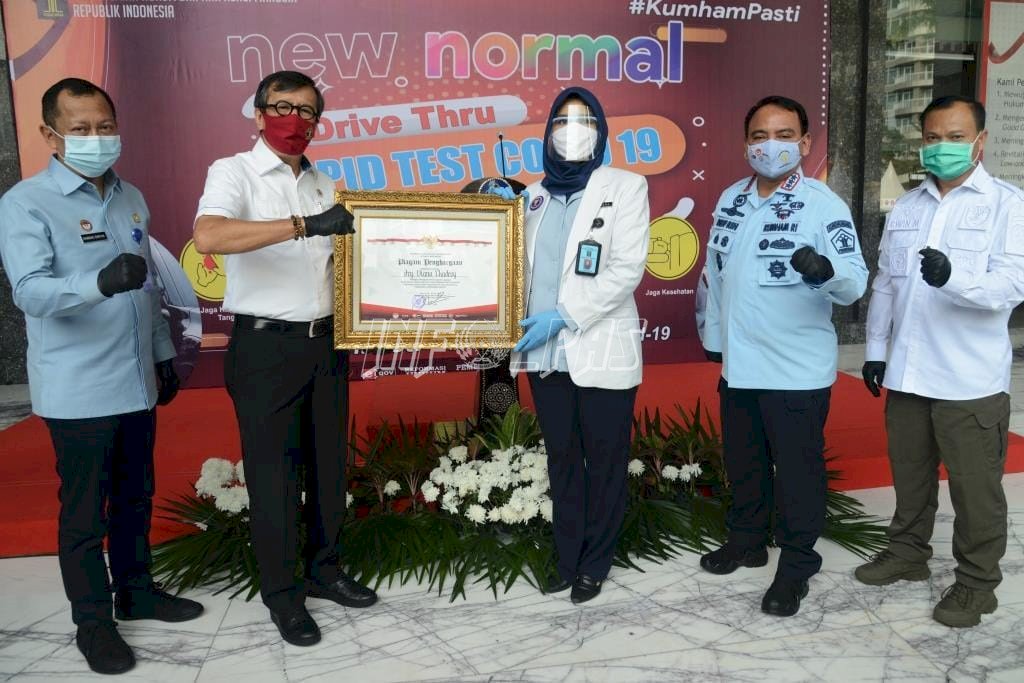 Pertama di Indonesia, Drive Thru Rapid Test Kemenkumham Disambut Antusiasme Masyarakat