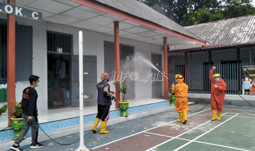 Blok WBP & Kantor Rutan Bantaeng Disemprot Disinfektan