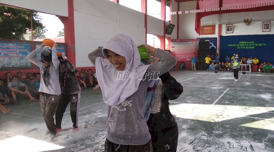 Lomba Estafet Tepung Meriahkan POR Rutan Batang 