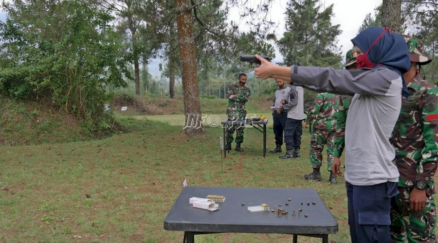 Petugas Rutan Garut Tingkatkan Kemampuan Menembak
