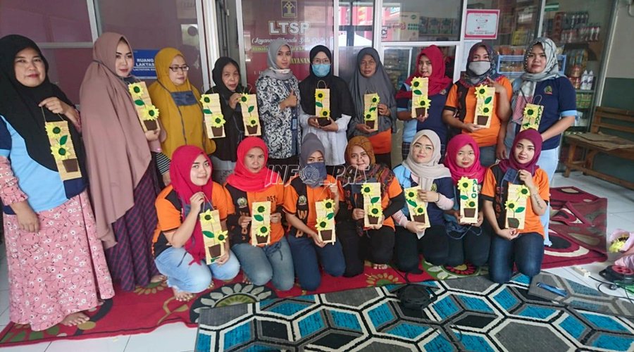 WBP Perempuan Rutan Garut Belajar Membuat Handycraft