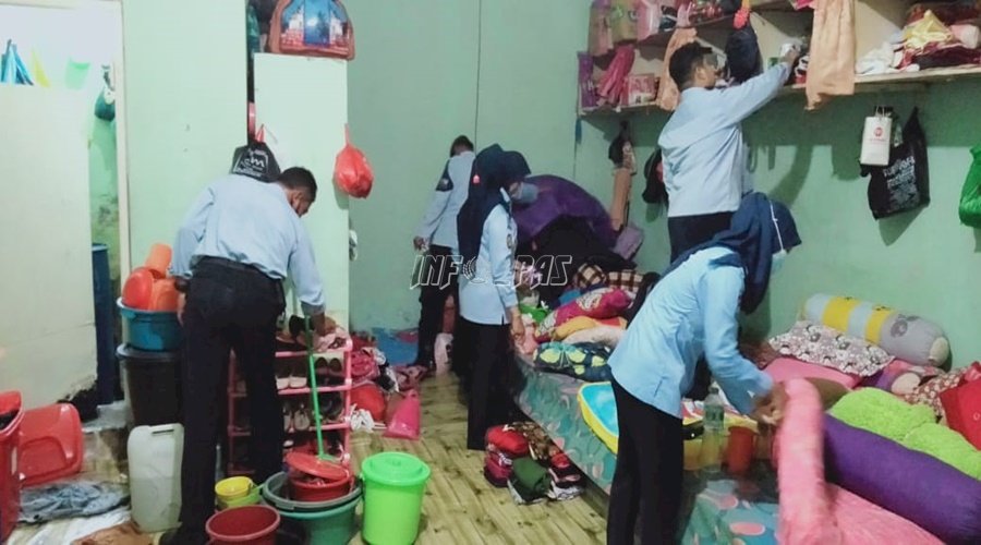 Petugas Lapas Sampit Razia Blok Hunian Perempuan