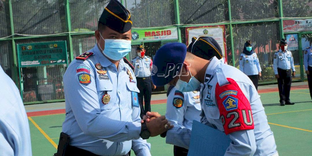 Kalapas Muara Enim Sematkan Pin Ilok Nian Untuk Pegawai Berdedikasi Tinggi