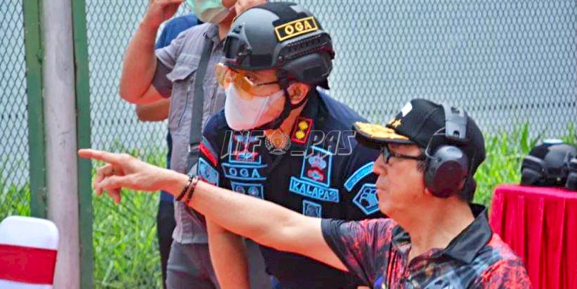 Menkumham Yasonna Latihan Menembak Bersama Petugas LPN Jakarta