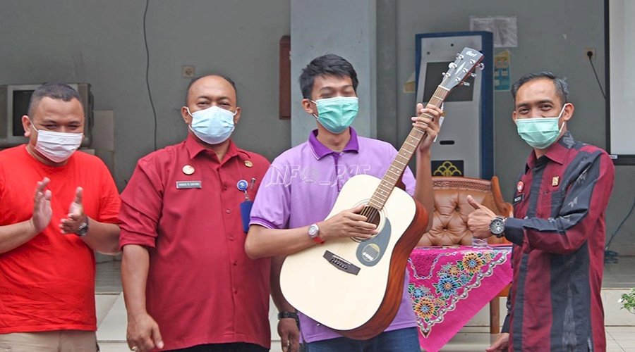 Juara III Lomba Puisi, Anak LPKA Jakarta Terima Hadiah