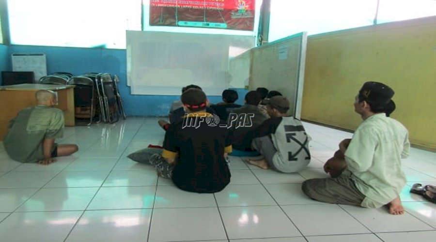 Usai Ujian, Siswa PKBM Lapas Cipinang Nonton Bareng 