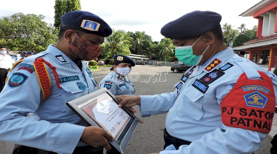 4 Petugas Lapas Ambon Raih Penghargaan Petugas Teladan