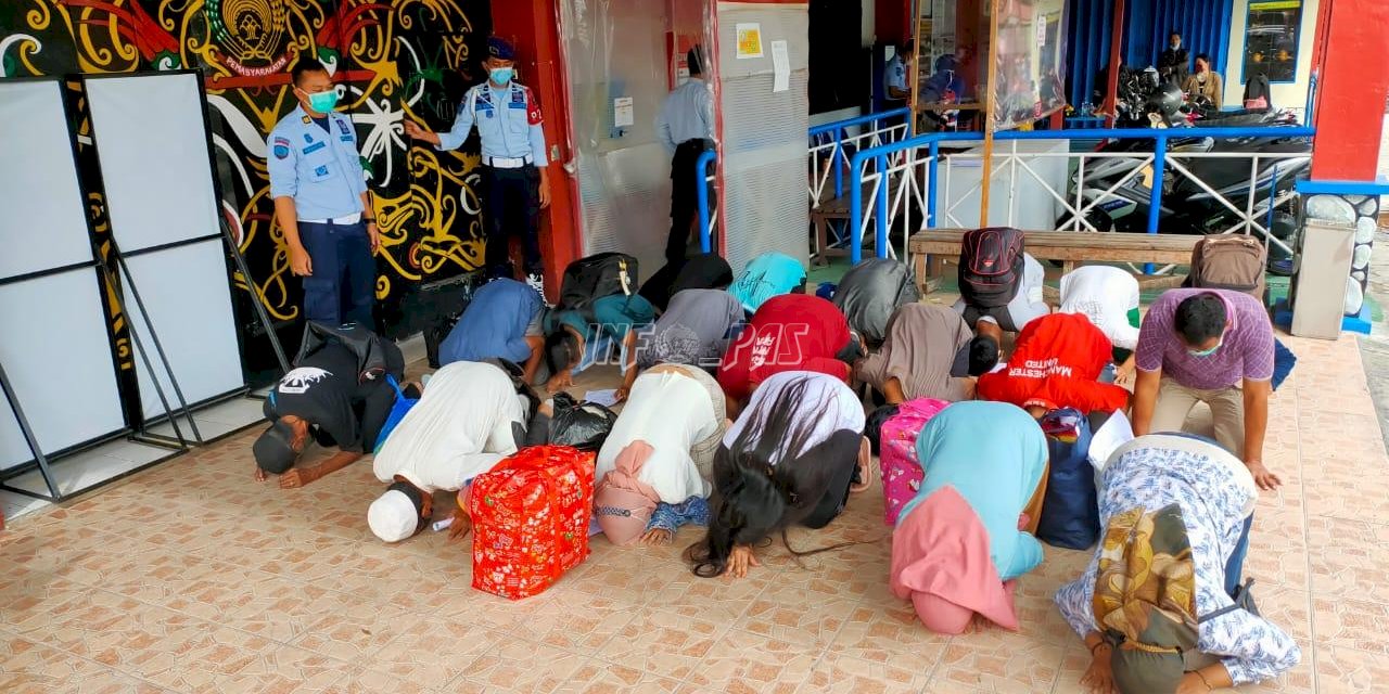 Dapat Asimilasi, Narapidana Lapas Sampit Sujud Syukur
