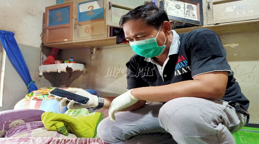 Kalapas Tanjungpandan Pimpin Razia, HP & Sajam Berhasil Diamankan