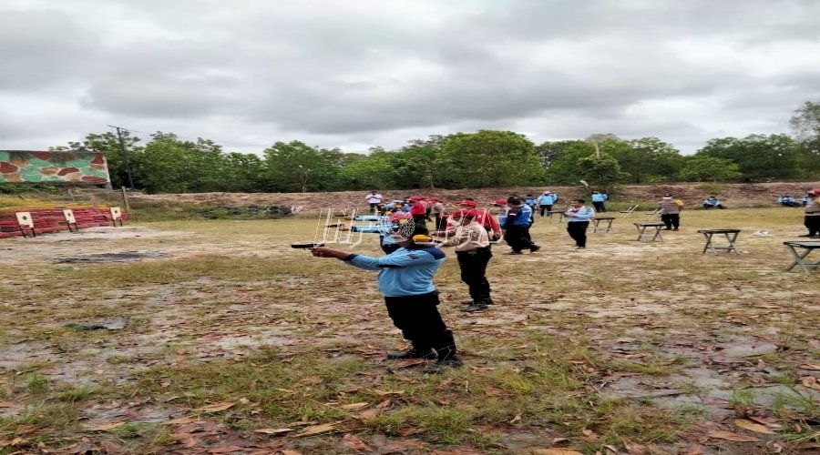 Latihan Menembak Bina Fisik, Mental, dan Disiplin Petugas Pemasyarakatan