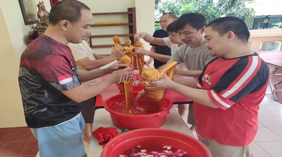 Jelang Imlek, WBP Bersih Bersih Vihara Lapas Cipinang