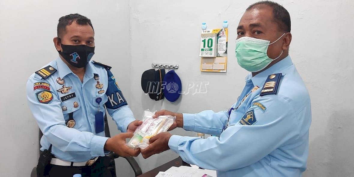 Jaga Imun Tubuh, Petugas Rutan Ambon Dapat Tambahan Vitamin dan Masker