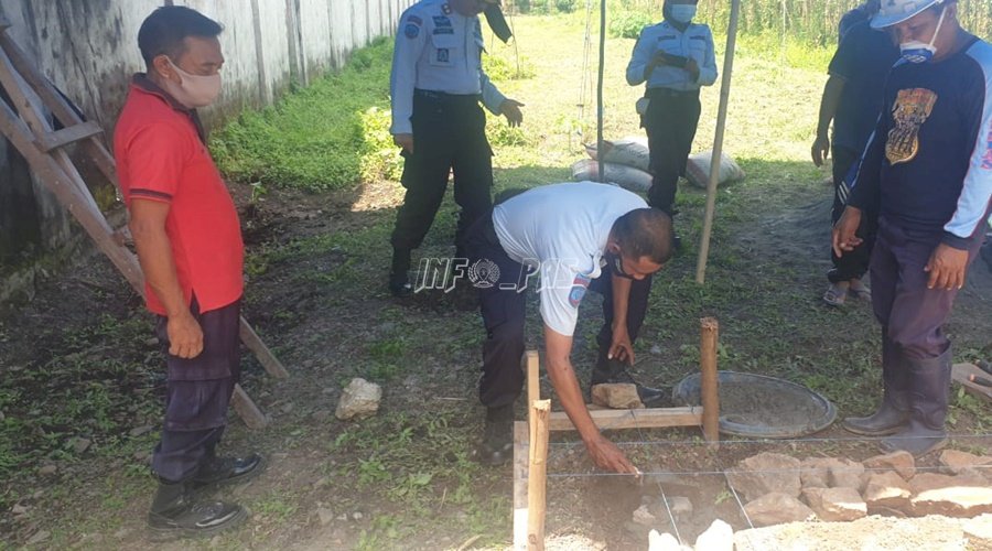 Peletakan Batu Pertama Tandai Pembangunan Peternakan Ayam di Lapas Piru