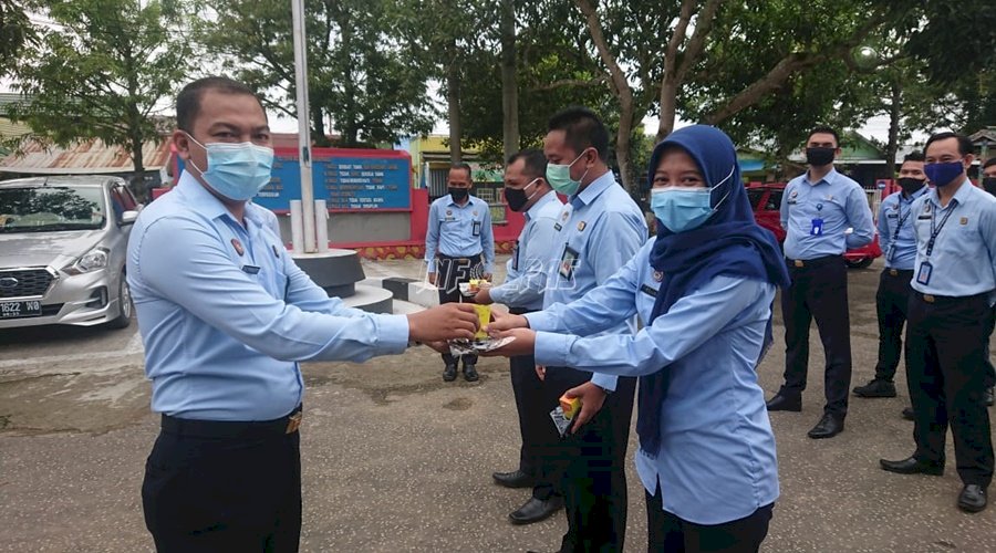Tim Kesehatan Bagikan Masker & Vitamin bagi Petugas Lapas Tenggarong