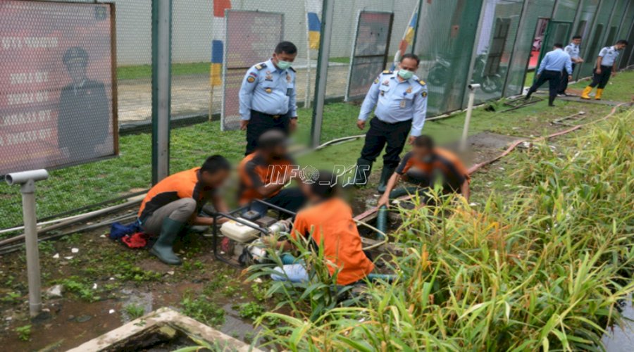 Petugas & WBP Bersihkan Gorong-Gorong Saluran Air LPN Jakarta