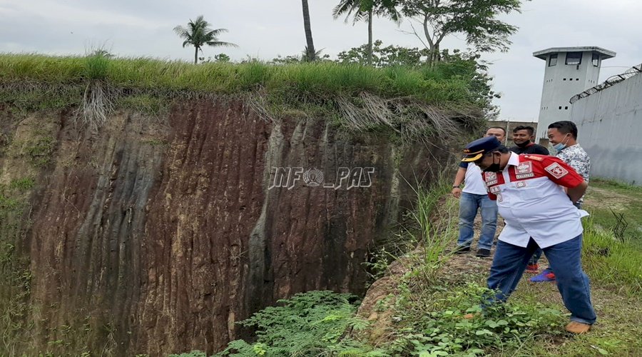 Kalapas Cilegon Pantau Keamanan Tembok Keliling Lapas