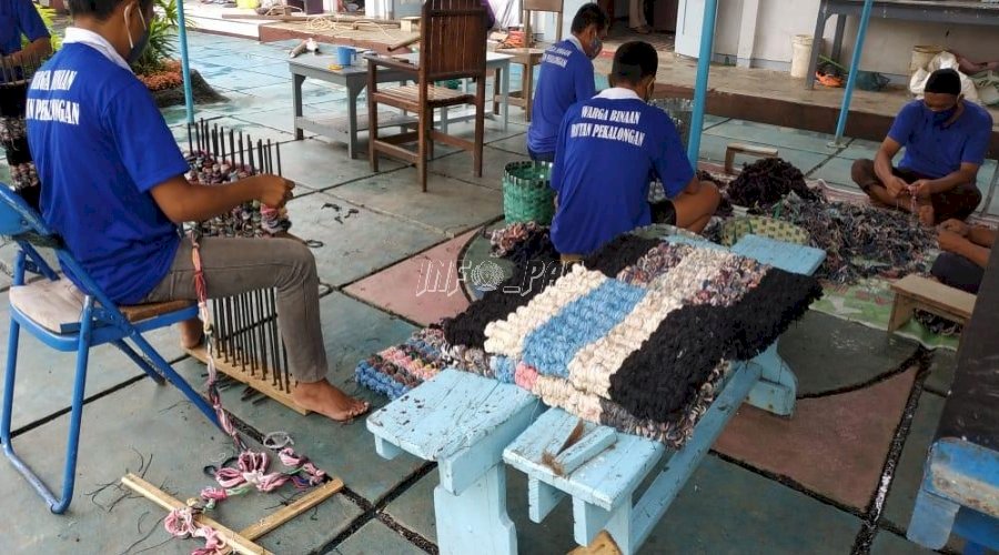 Keset Rajut Produk WBP Rutan Pekalongan Laris Manis di Pasaran