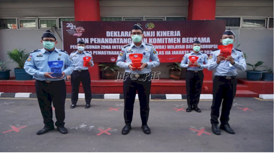 Semangat Lawan COVID-19, LPN Jakarta Bagikan Multivitamin