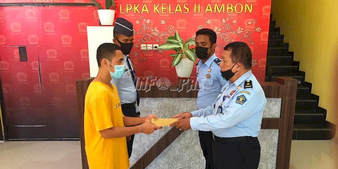 Jalani Asimilasi, Anak LPKA Ambon Diantar Pulang Petugas