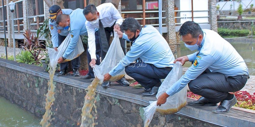 Kepala LPKA Jakarta Tabur 6.500 Benih Ikan