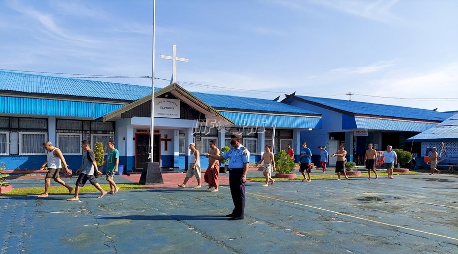 WBP Lapas Palangka Raya Tingkatkan Kesehatan dengan Berolahraga & Berjemur