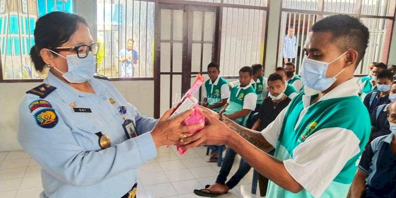 WBP Rutan Ambon Terima Peralatan Mandi