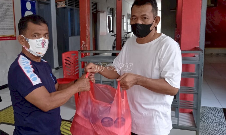 Berkah di Pengujung Ramadan, WBP Rutan Bantaeng Dapat Takjil