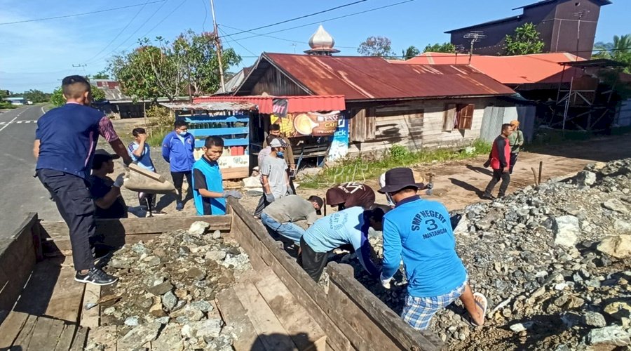 Lagi, WBP Rutan Kuala Kapuas Bantu Perbaikan Jalan