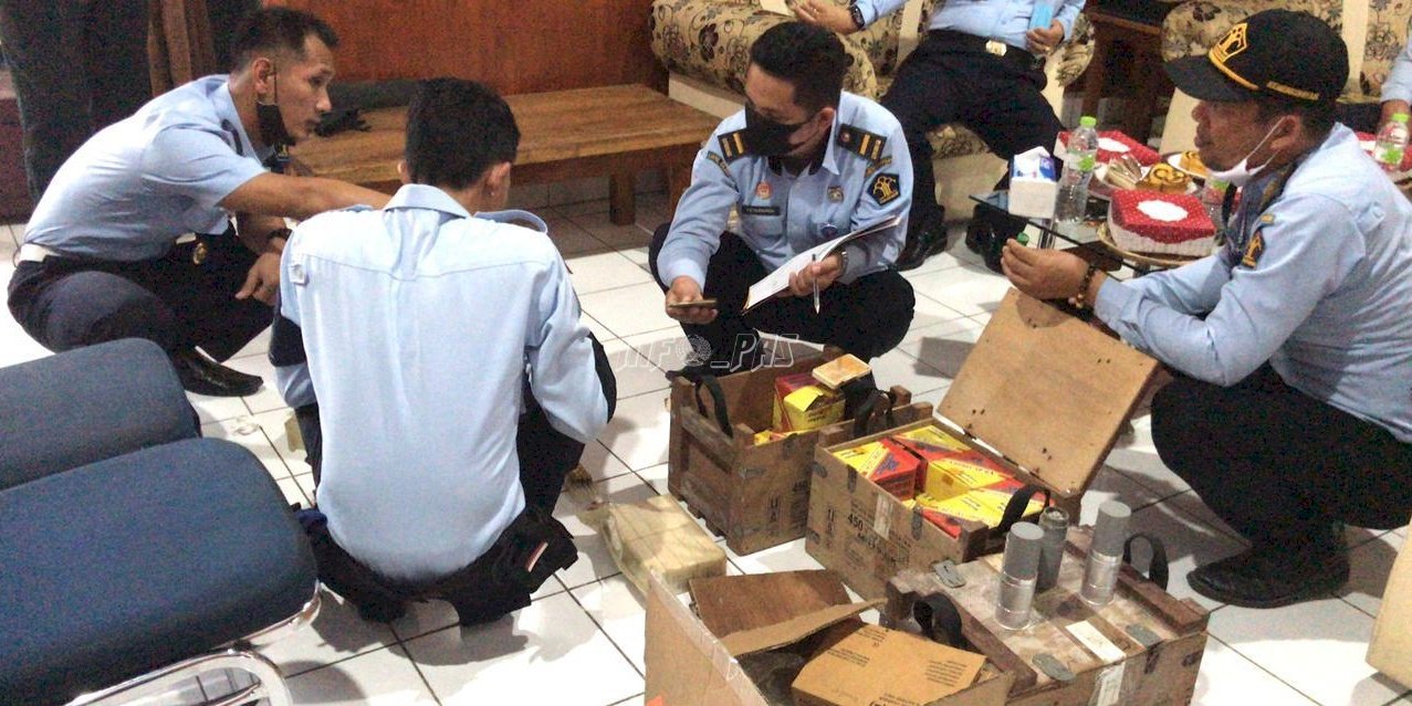 Tim Divpas Sulbar Lakukan Pemeriksaan Senpi di Rutan Majene