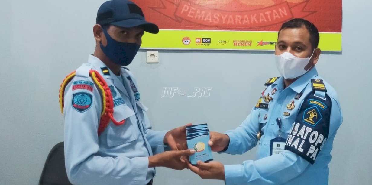 Petugas Pengamanan Rutan Ambon Dibagikan Buku Saku Pemasyarakatan