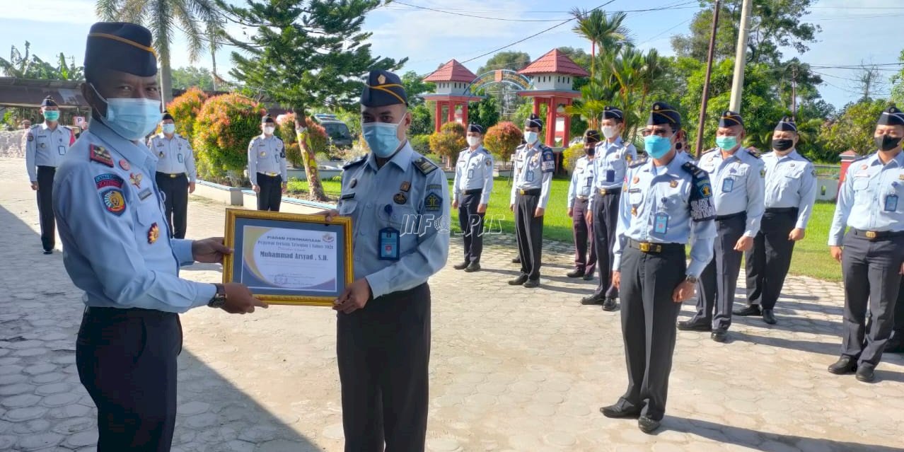 Lapas Sampit Berikan Penghargaan Petugas Layanan Publik Terbaik Periode Triwulan II/2021