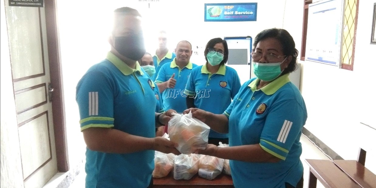 Lawan COVID-19, Lapas Tual Bagikan Vitamin bagi Seluruh Petugas