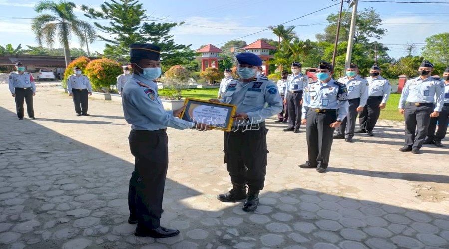 Petugas Terbaik Triwulan II di Lapas Sampit Raih Penghargaan