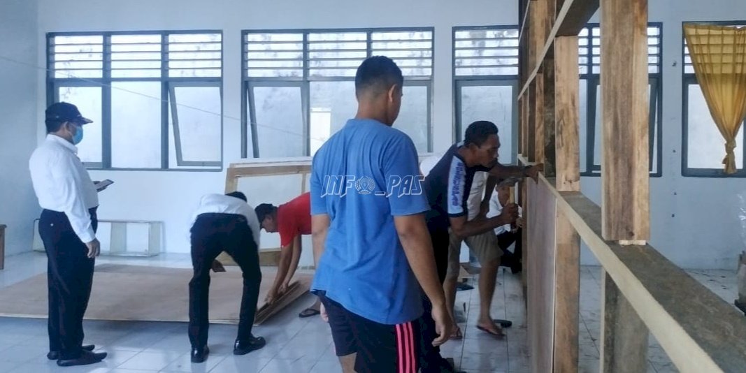 Jajaran Lapas Banda Naira Gotong Royong Benahi Ruangan Pembinaan 
