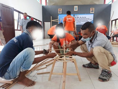 Praktik Kerajinan Rotan, WBP Lapas Piru Dipuji Instruktur