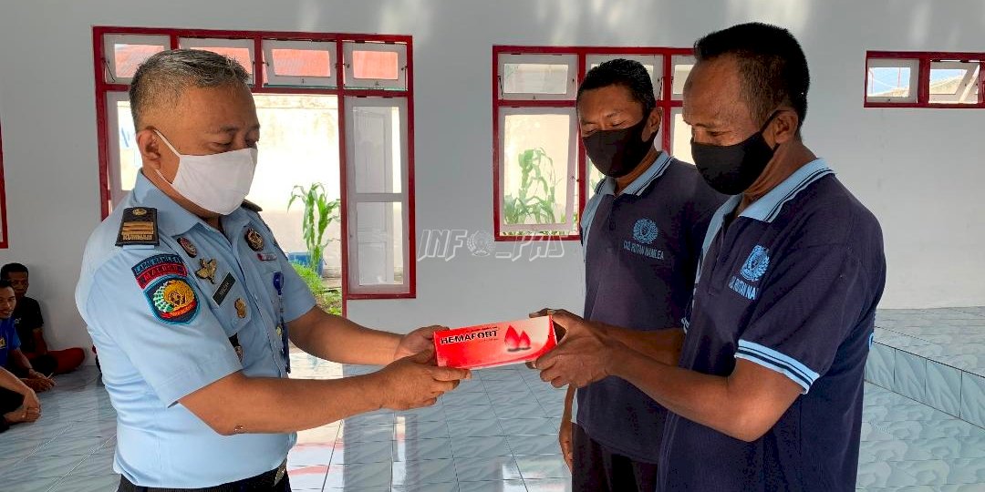 Bantu Jaga Daya Tahan Tubuh WBP, Lapas Namlea Bagikan Vitamin