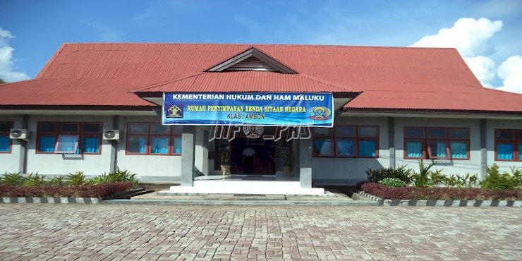 Cegah Kerusakan, Rupbasan Ambon Lakukan Perawatan Mobil Sitaan
