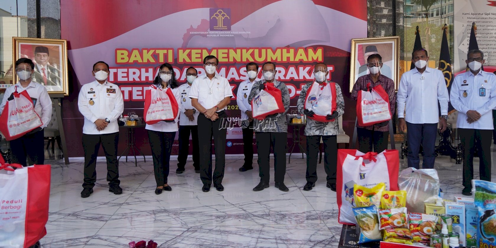 Kemenkumham Salurkan 46 Ribu Paket kepada Masyarakat Terdampak Covid-19