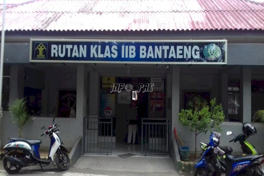 Karutan Bantaeng Bagikan Masker bagi Seluruh Jajarannya