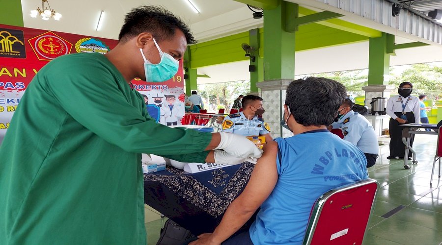 Rentan COVID-19, WBP Lapas Purwokerto Jalani Vaksinasi