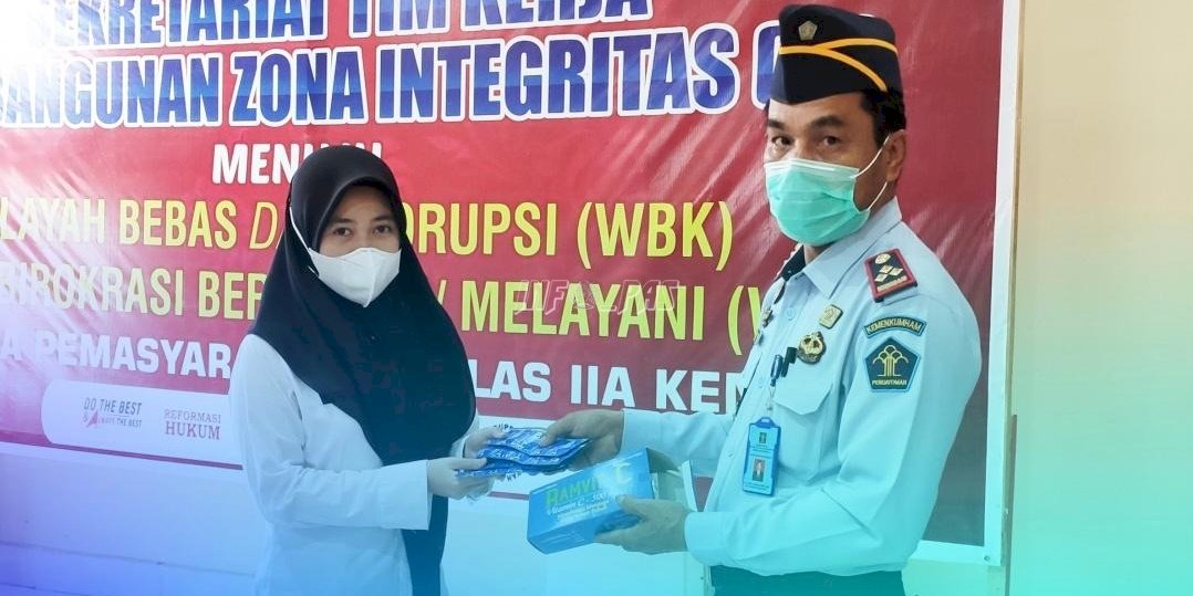 Jaga Stamina Petugas, Kalapas Kendari Bagikan Multivitamin